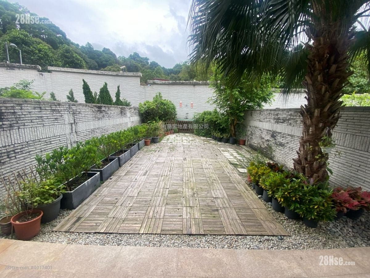 特高樓底 可泊多車 連前後花園天台 可用空間十分多
