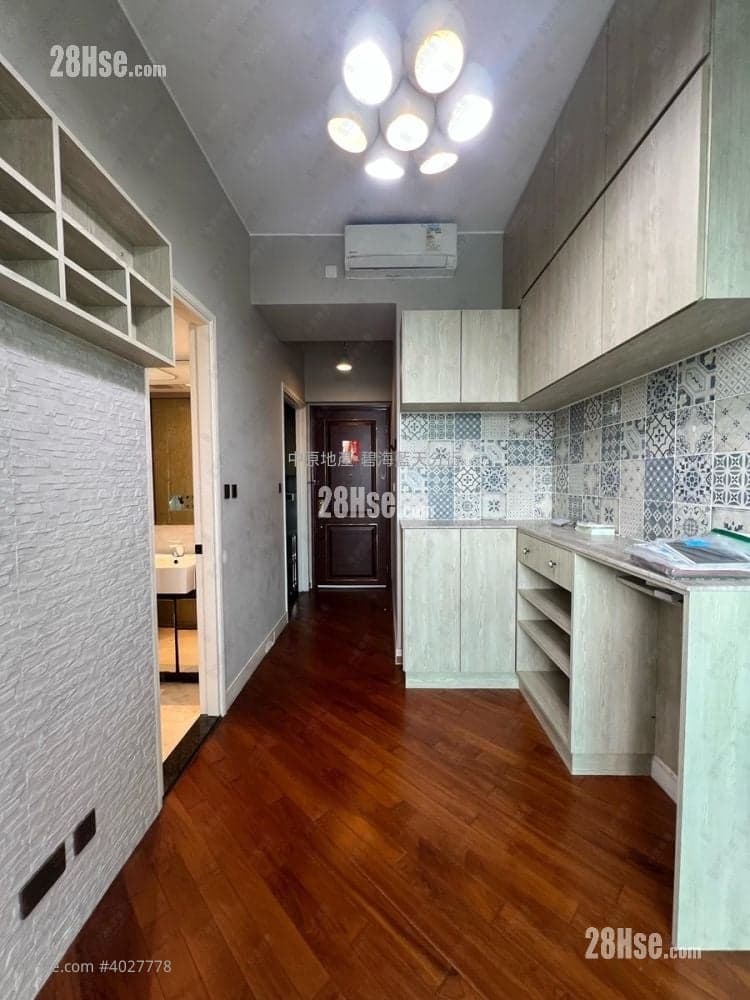 《1分鐘到地鐵站》《投資自住必屬首選》《可以睇》