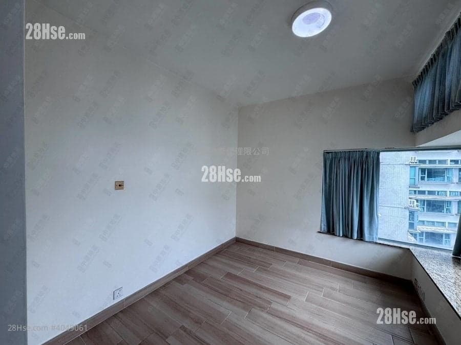 超近地鐵站和大型商場，有裝修兩房一浴室，有鎖匙快約睇