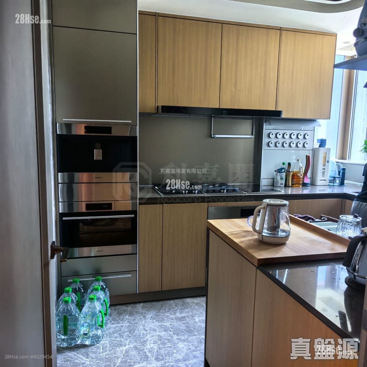 無敵維港煙花景,地標級無遮擋,坐擁一線臨海黃金地段。四房兩套,獨立電梯大堂