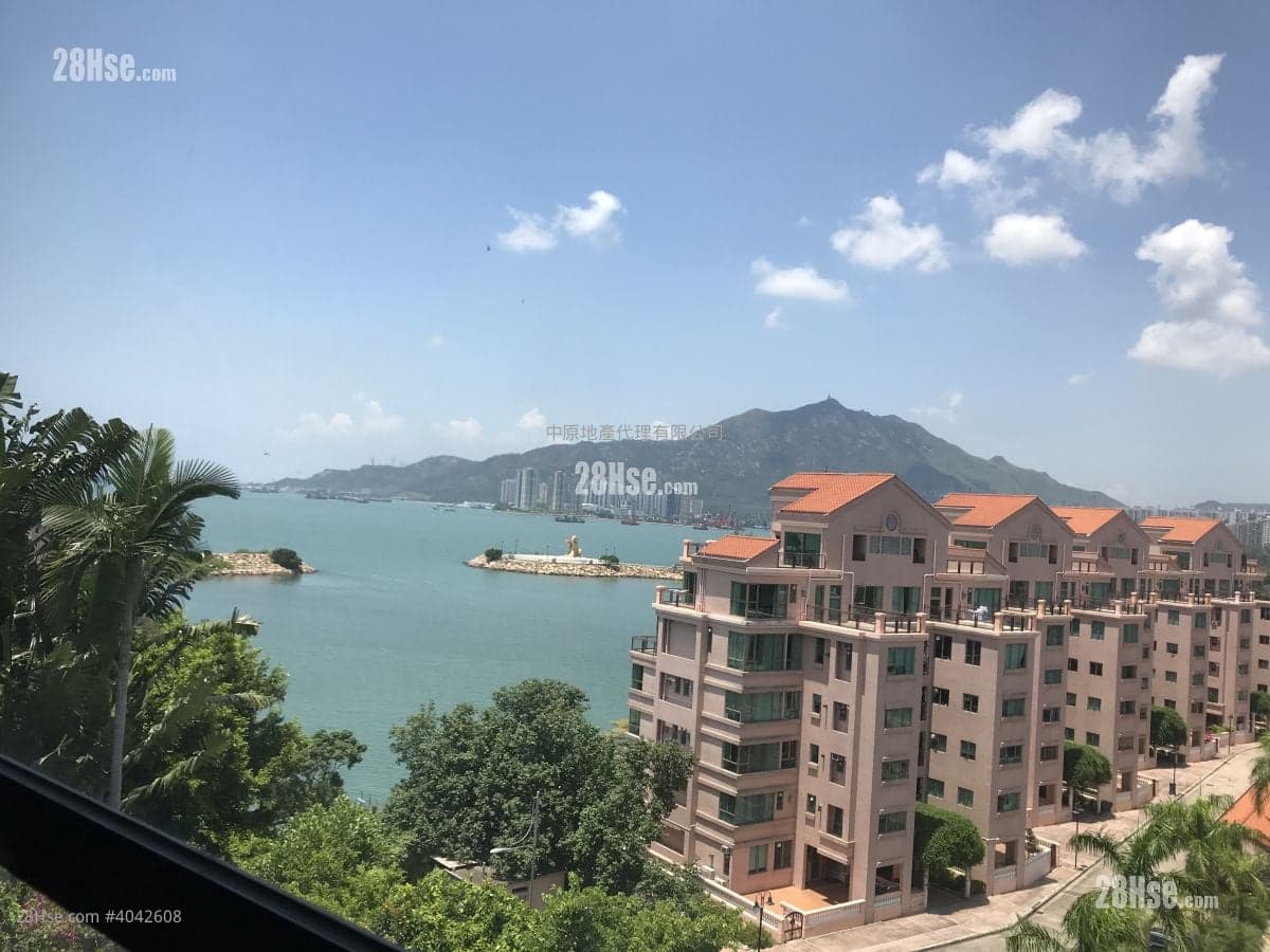 獨立花園洋房, 特大車房